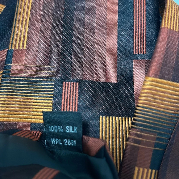 Croft & Barrow 100% Silk tie is excellent condition. Approx. 57” Long. - Picture 3 of 4